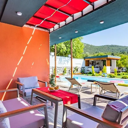Saribelen Village 2 Bedroom With Garden And Private Pool וילה קלקן