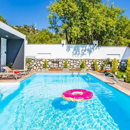 Saribelen Village 2 Bedroom With Garden And Private Pool וילה *