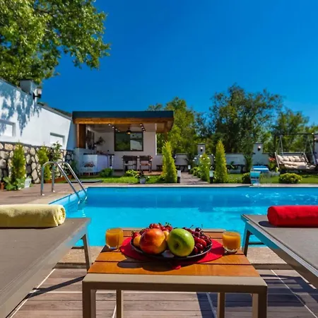 Saribelen Village 2 Bedroom With Garden And Private Pool וילה