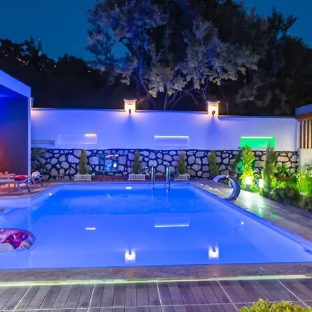 Saribelen Village 2 Bedroom With Garden And Private Pool וילה *